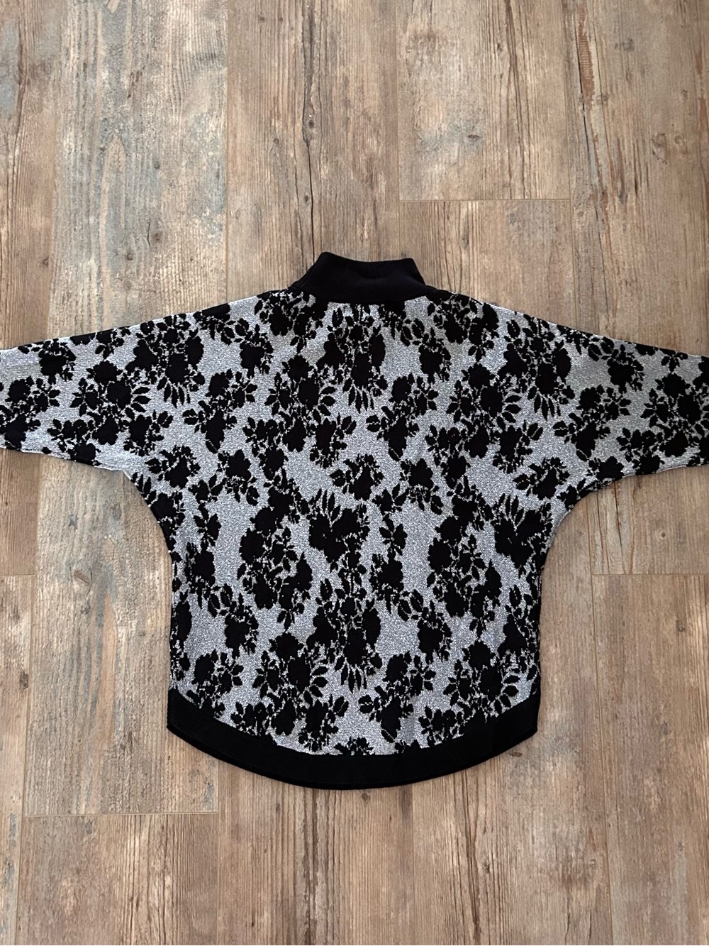 ADRIENNE VITTADINI Black
Silver Floral Metallic Knit
Dolman Sweater S | Glam - Picture 9 of 13